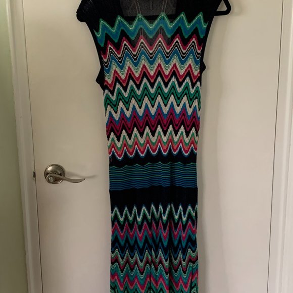 Sleeveless dress with dark navy background - Picture 2 of 5